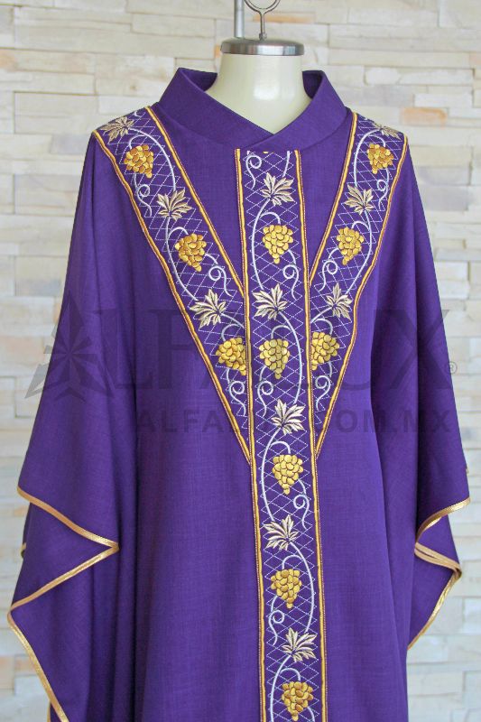 Casulla 03 UVAS TRINITY "Y" en Morado